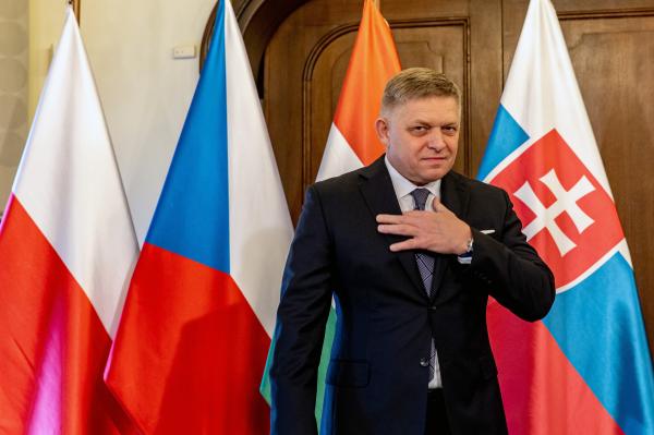 Primeiro-ministro eslovaco "entre a vida e a morte" após ser baleado
