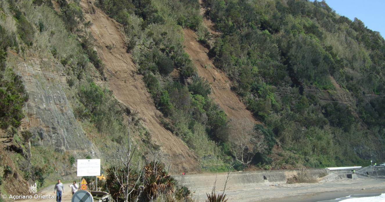 Derrocadas fecham estrada de Vila Franca na zona da Praia de Água d'Alto