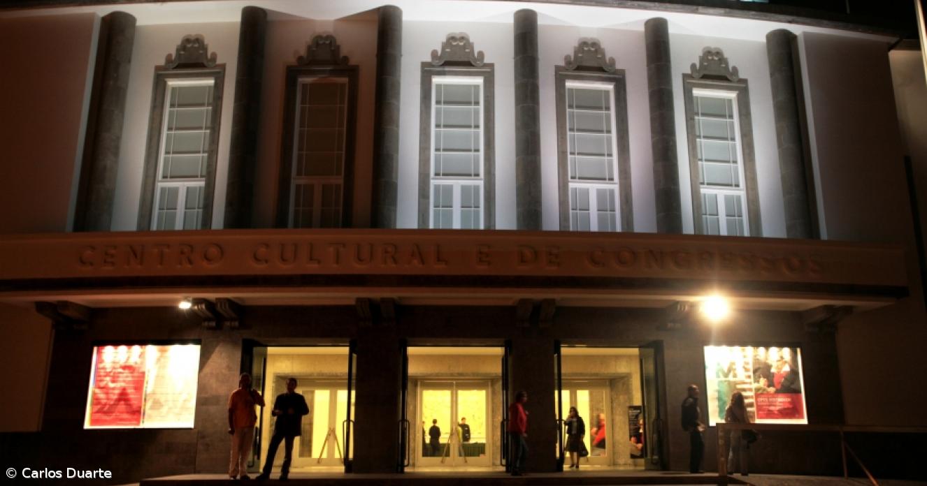 Teatro Micaelense realiza baile de m&aacute;scaras