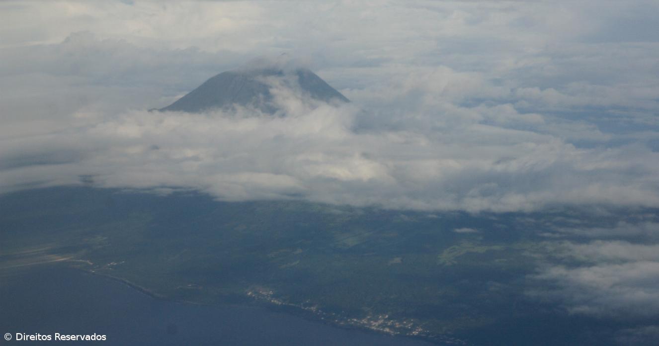 Vista aérea da ilha do Pico