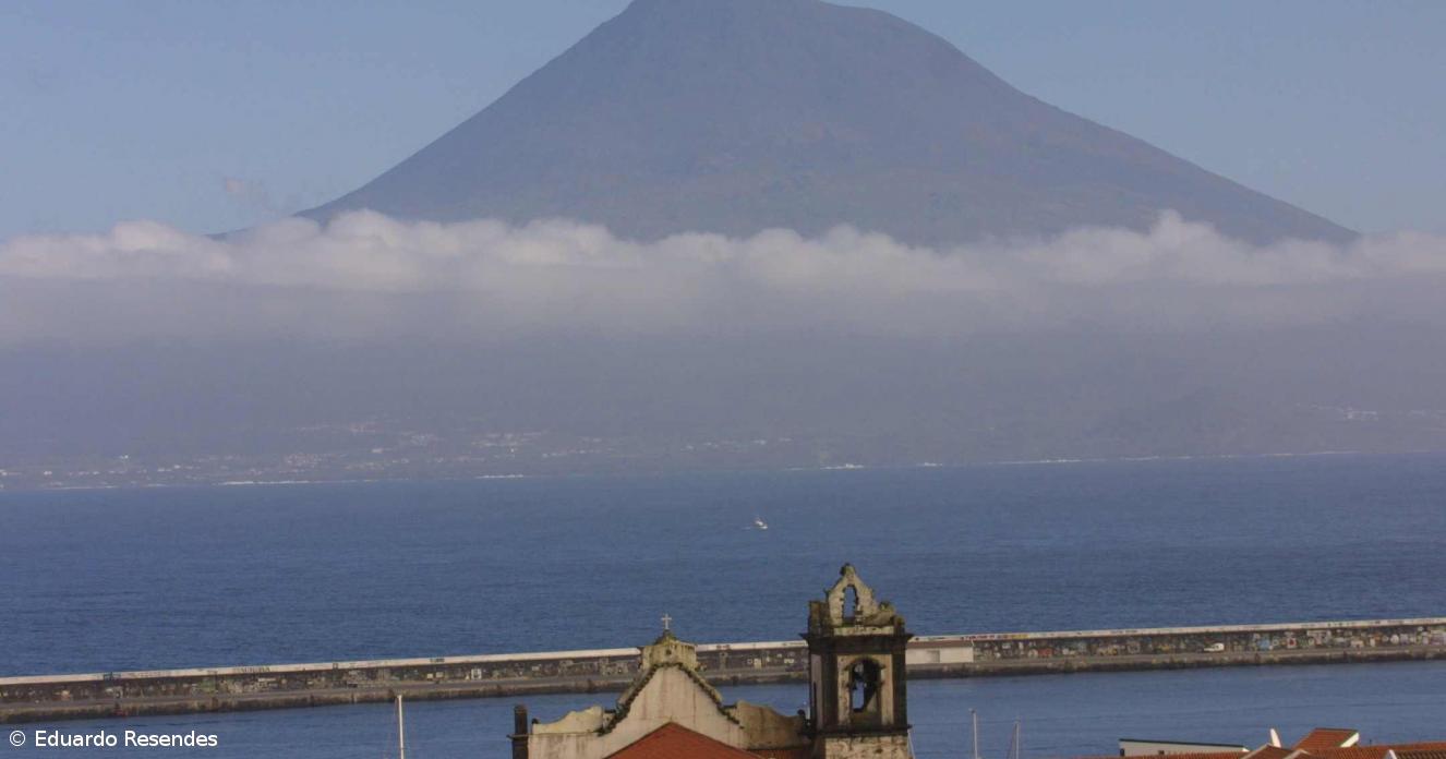aspectos da cidade da horta com a paisagem da ilha do pico