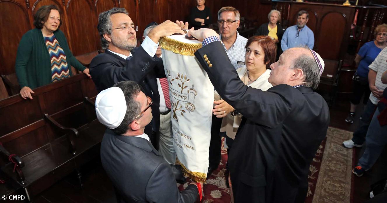 Sinagoga de Ponta Delgada recebe doação de dois mantos de ... - Açoriano Oriental