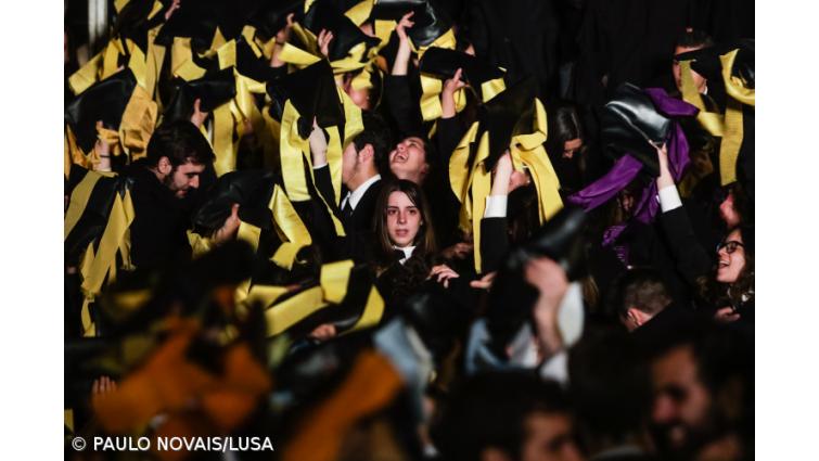 Resultado de imagem para Cortejo da Queima das Fitas deixou nas ruas de Coimbra 25 toneladas de resÃduos