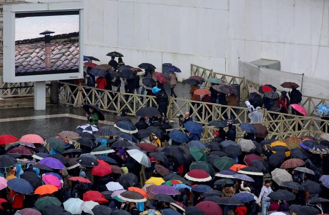 Portugueses vivem horas de "grande entusiasmo" na Praça de São Pedro