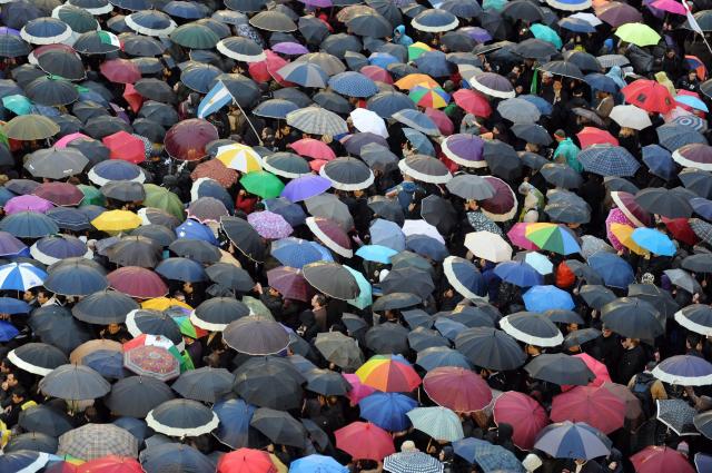Milhares na Praça de São Pedro aguardam pelo nome do sucessor de Bento XVI