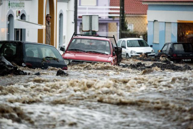 Casas inundadas e um ferido por causa de transbordo de ribeira na ilha Terceira