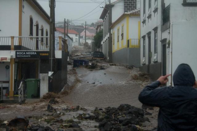 Estragos em Porto Judeu após o temporal (vídeo)