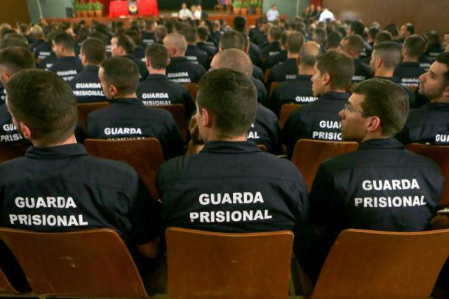 Reunião com ministra da Justiça leva guardas prisionais a desconvocar greve