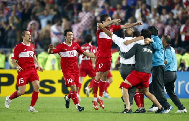  Turquia nas meias-finais ao vencer a Croácia nas grandes penalidades