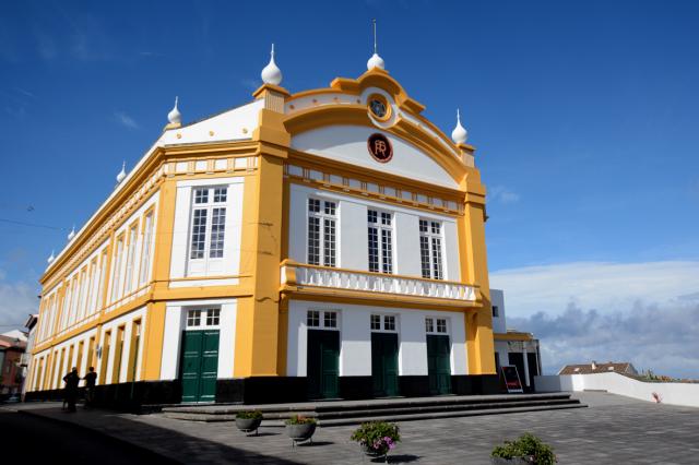 Teatro Ribeiragrandense acolhe a peça “A Rubra Flor da Fajã” 