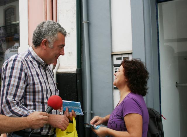 Artur Lima distribui manifesto eleitoral nas ruas de Angra
