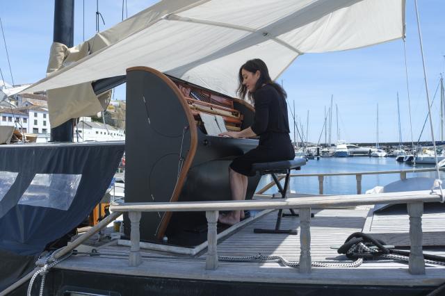 Cantora francesa dá concertos num veleiro nos Açores e aprende a palavra "saudade"