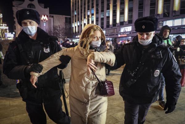 Mais de 250 manifestantes contra operação militar foram presos na Rússia