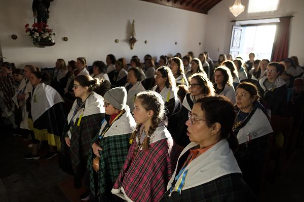 Cada vez mais mulheres saem à rua em romaria na Terceira em busca de fé e paz interior