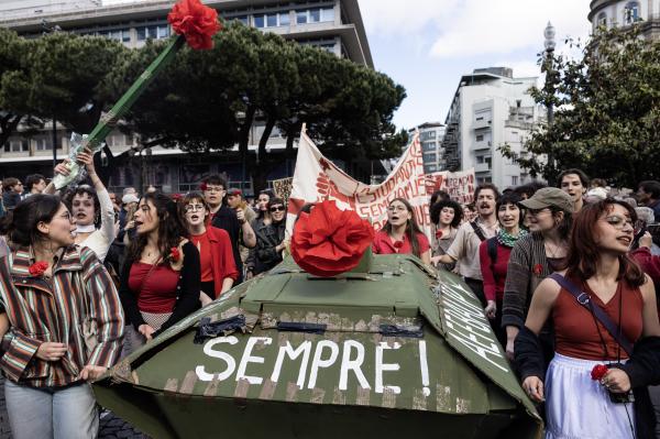 Milhares de pessoas juntam memórias e apelos aos cravos do Desfile da Liberdade do Porto