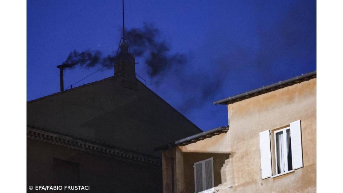Fumo negro na chaminé do Vaticano