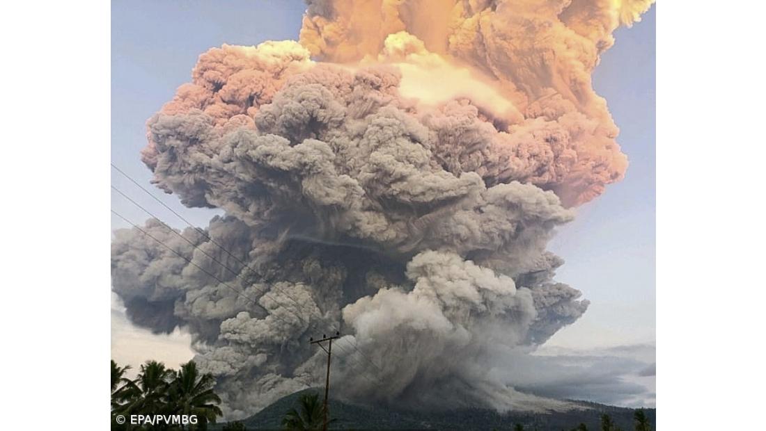 Vulcão em erupção na Indonésia lança nuvem de cinzas com 10 mil metros de altura