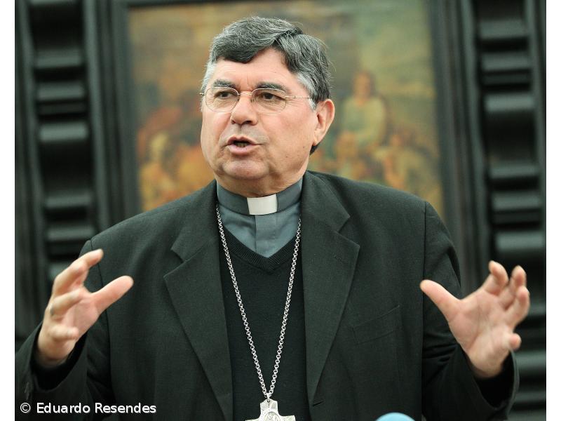 Angra, a diocese onde o bispo anda de avião e não de carro