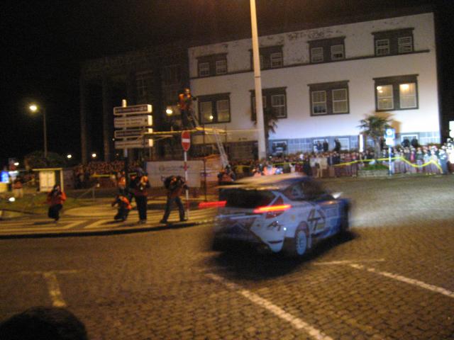 Demonstração noturna atrai multidão à avenida marginal de Ponta Delgada