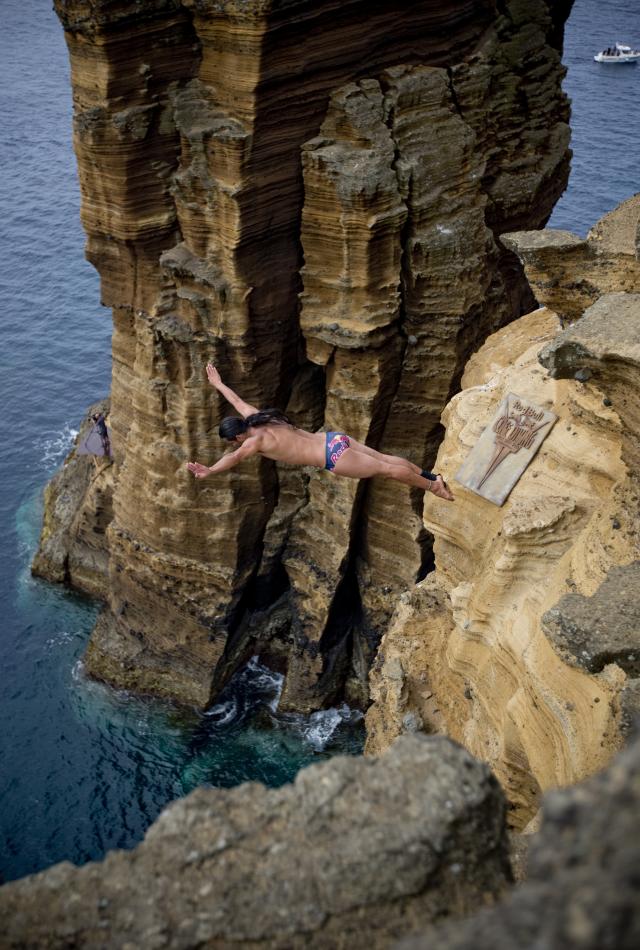 Orlando Duque gosta de saltar diretamente das rochas (vídeo)