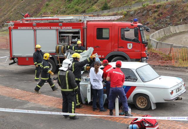 Simulacro de acidente testa equipas de socorro do SATA Rallye Açores