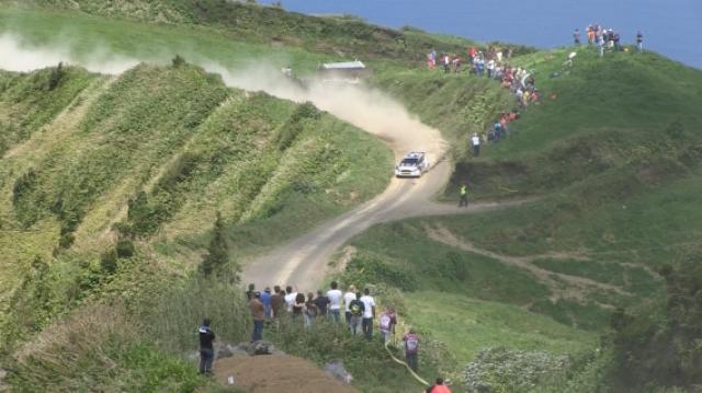 Duelo escaldante pela liderança do SATA Rallye Açores (vídeo)