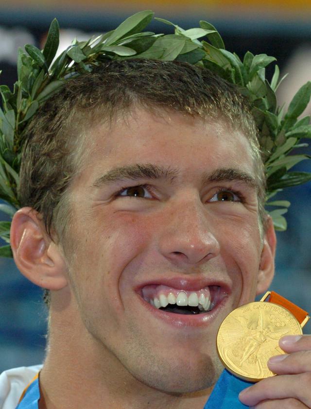 Phelps num pedestal à parte, com 11º ouro