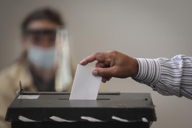 Abstenção e perda de maioria marcam ida às urnas 