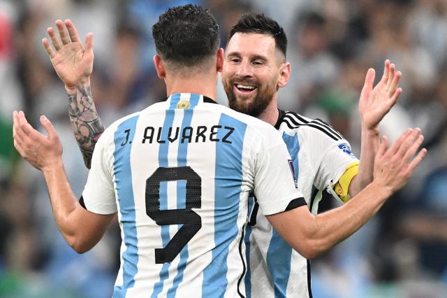 Messi e Álvarez selam tranquilo triunfo da Argentina rumo à final