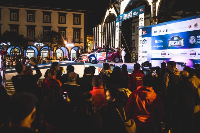 Muito público na apresentação das equipas do Azores Rallye