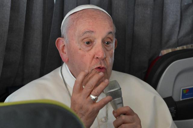 Papa confessa que é “experiência dolorosa” falar com vítimas de abusos