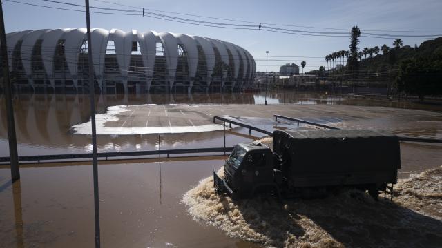 Sobe para 90 número de mortes provocadas pelas inundações no sul do Brasil
