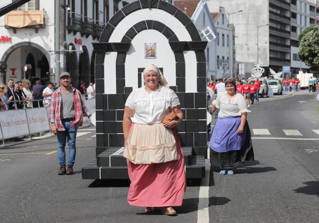 Documentário em São Jorge destaca papel das mulheres nas festas do Espírito Santo
