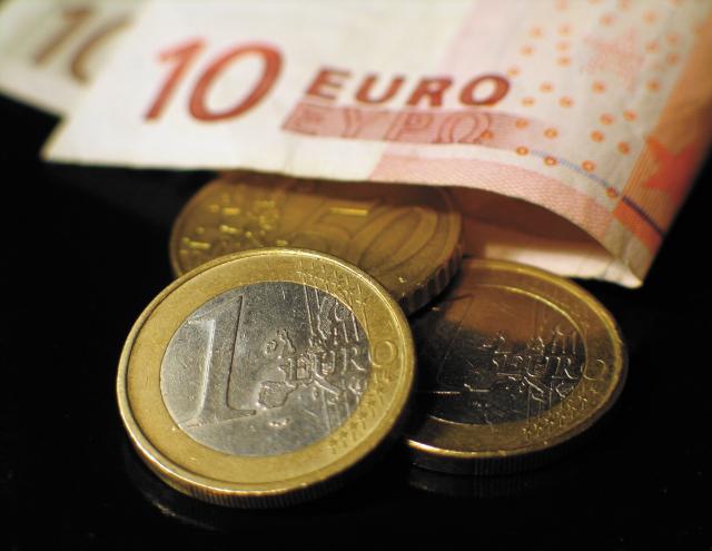 Euro sobe face ao dólar em dia de avisos do BCE sobre tarifas norte-americanas