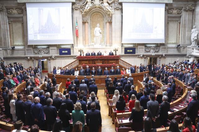 25 Abril: Cravos enchem hemiciclo com deputados constituintes em sessão com país de luto