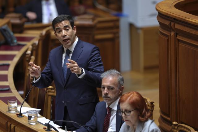 Leitão Amaro defende estratégia de comunicação do Governo e acusa PS de oportunismo