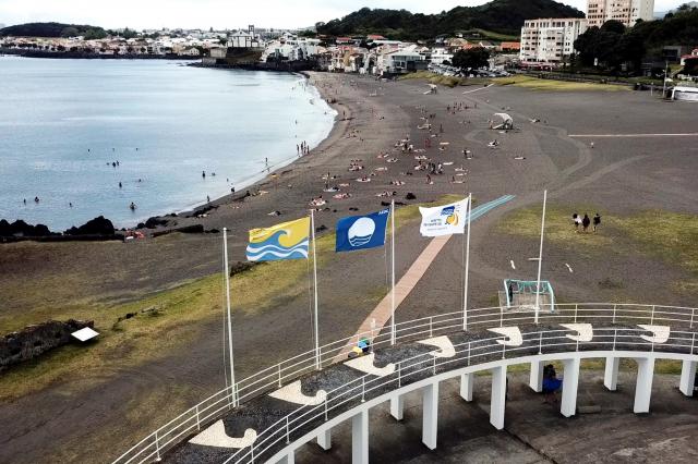 Praia das Milícias recebe ação de sensibilização e recolha de resíduos