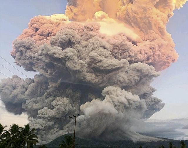 Vulcão em erupção na Indonésia lança nuvem de cinzas com 10 mil metros de altura