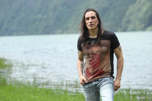 Petição quer dar nome de Nuno Bettencourt ao aeroporto das Lajes