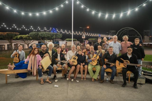 Mar&Ilha junta todas as violas de arame em palco 