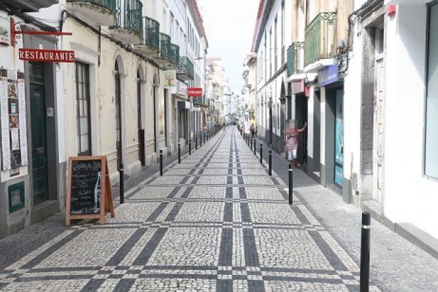 Agressão na Rua dos Mercadores em Ponta Delgada captada pelo sistema de videovigilância