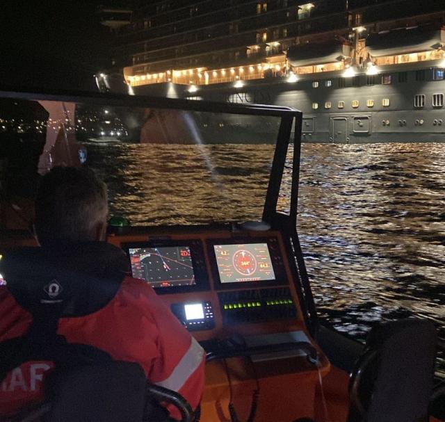 Marinha coordena resgate médico de mulher em navio cruzeiro 