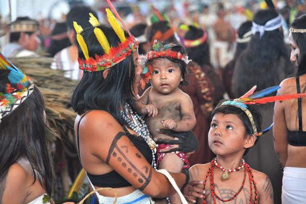 Papa sauda fiéis em Lima antes de partir para um encontro com povos indígenas