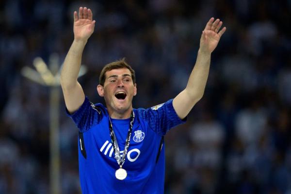 Iker Casillas homenageado no Estádio do Dragão por jogadores e adeptos
