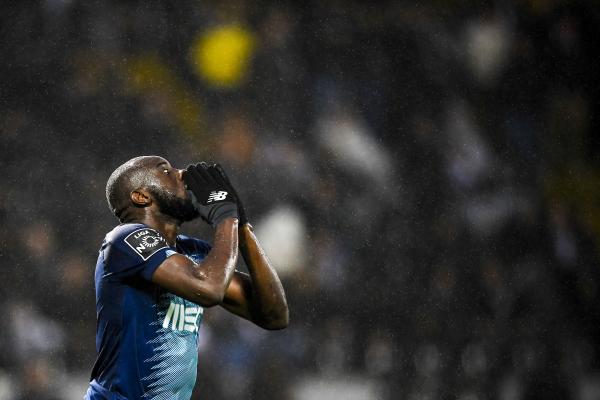 FC Porto vence em Guimarães jogo em que Marega recusou continuar