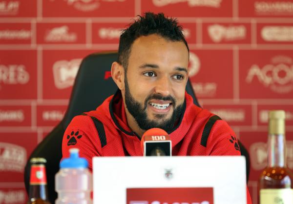 Anderson Carvalho renova com o Santa Clara por duas épocas