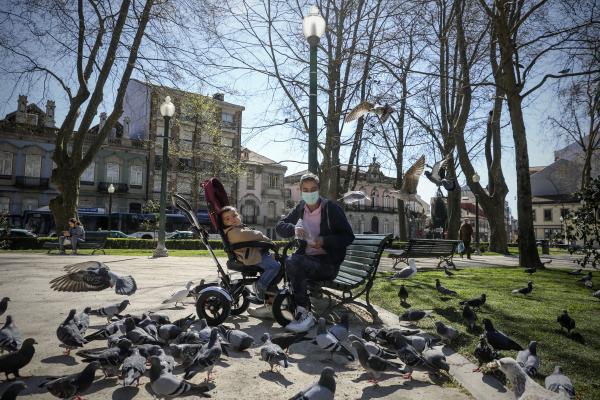 Bancos de jardins do Porto cheios de povo a usufruir de sol e liberdade