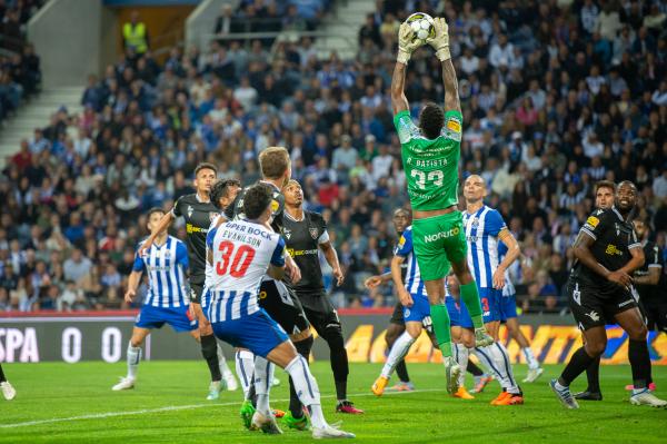 FC Porto vence nos descontos e mantém pressão na luta pelo título