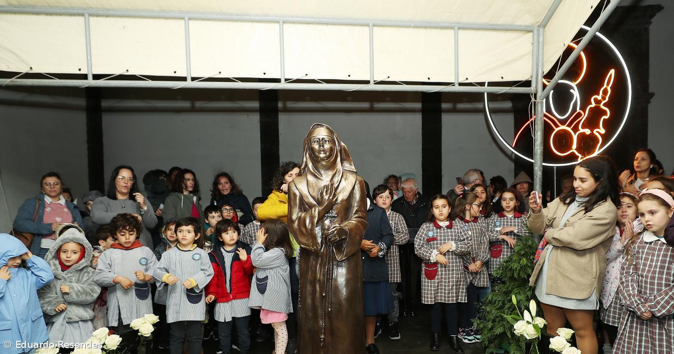 Nova estátua de Madre Teresa assinala 365 anos do nascimento